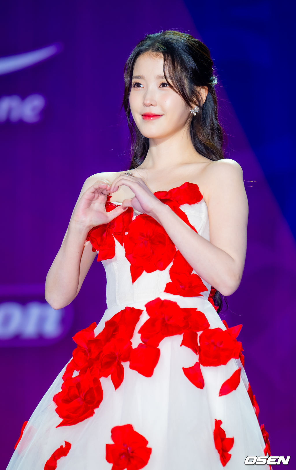 29일 오후 서울 동대문 DDP 아트홀 1관에서 ‘2025 서울콘 에이판 스타 어워즈(2025 SEOULCON APAN STAR AWARDS)’가 열렸다.이 시상식은 지난 2012년 출범 이후 약 11년째 전통을 이어오며 전 세계 K-드라마 팬들과의 교류를 확대하고 산업 전반의 활력을 이끌어왔다. 지난해에 이어 올해도 배우 김승우와 방송인 박선영이 시상식 진행을 맡는다. 배우 아이유(이지은)가 포토타임을 하고 있다. 2025.12.29 / rumi@osen.co.kr