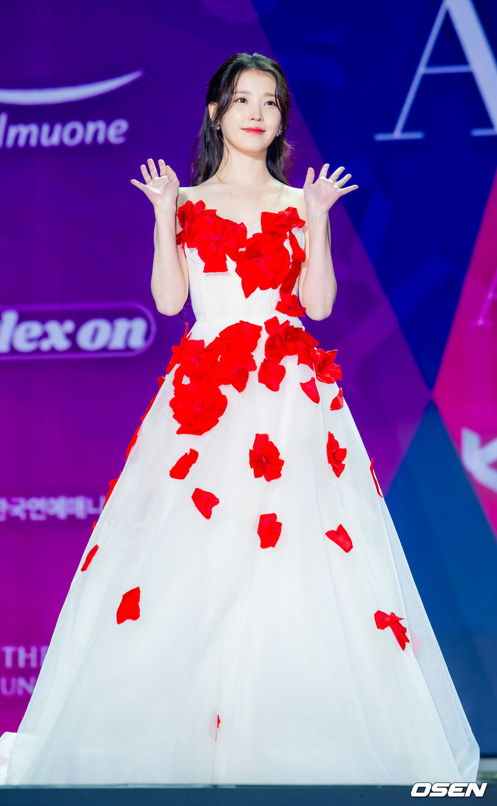 29일 오후 서울 동대문 DDP 아트홀 1관에서 ‘2025 서울콘 에이판 스타 어워즈(2025 SEOULCON APAN STAR AWARDS)’가 열렸다.이 시상식은 지난 2012년 출범 이후 약 11년째 전통을 이어오며 전 세계 K-드라마 팬들과의 교류를 확대하고 산업 전반의 활력을 이끌어왔다. 지난해에 이어 올해도 배우 김승우와 방송인 박선영이 시상식 진행을 맡는다. 배우 아이유(이지은)가 포토타임을 하고 있다. 2025.12.29 / rumi@osen.co.kr