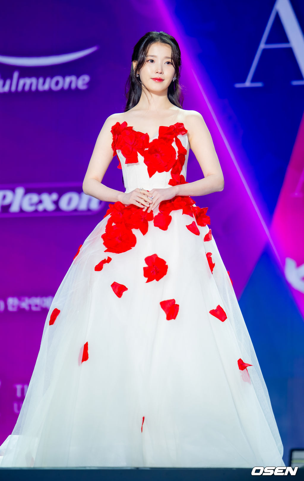 29일 오후 서울 동대문 DDP 아트홀 1관에서 ‘2025 서울콘 에이판 스타 어워즈(2025 SEOULCON APAN STAR AWARDS)’가 열렸다.이 시상식은 지난 2012년 출범 이후 약 11년째 전통을 이어오며 전 세계 K-드라마 팬들과의 교류를 확대하고 산업 전반의 활력을 이끌어왔다. 지난해에 이어 올해도 배우 김승우와 방송인 박선영이 시상식 진행을 맡는다. 배우 아이유(이지은)가 포토타임을 하고 있다. 2025.12.29 / rumi@osen.co.kr