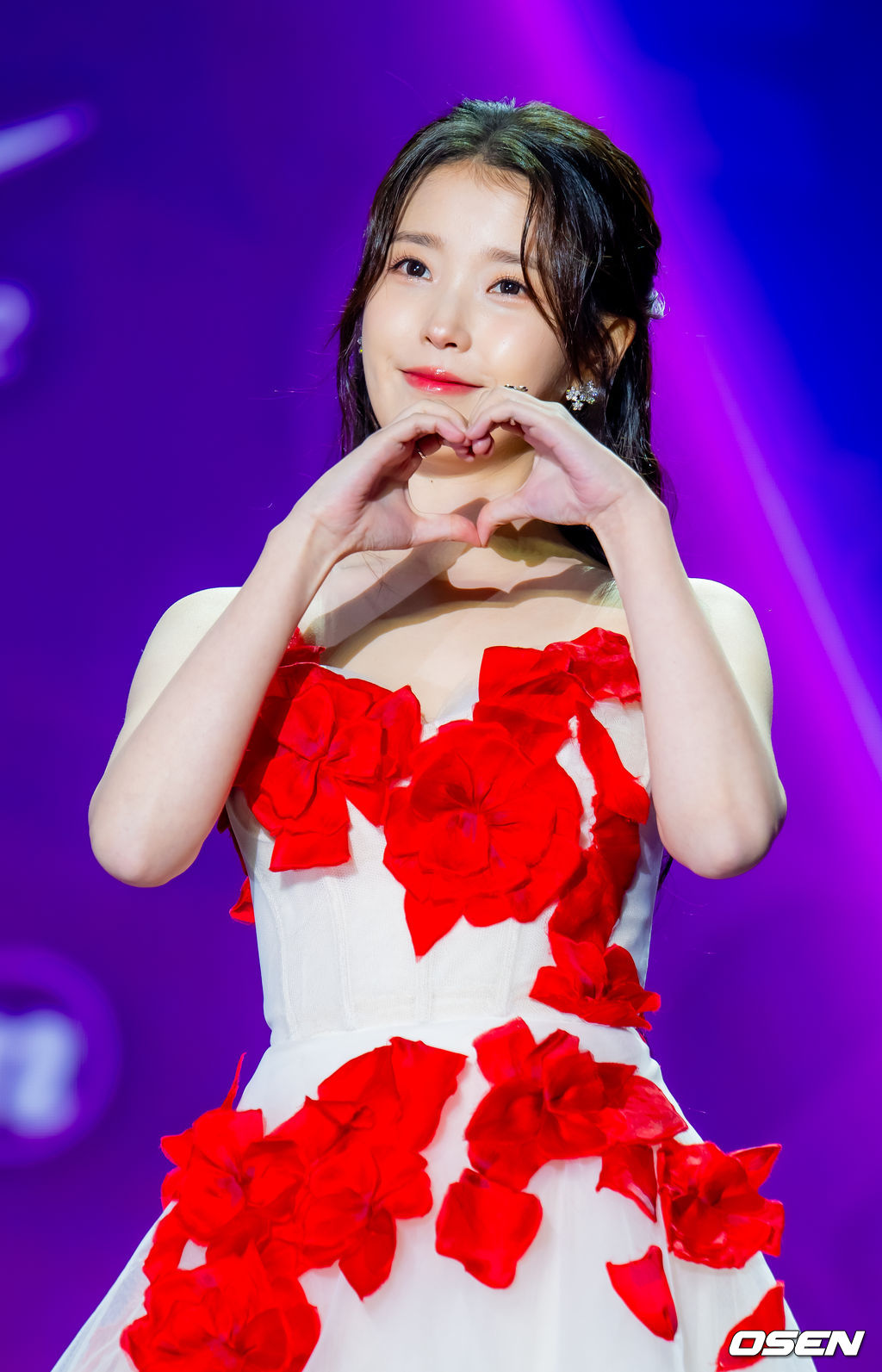 29일 오후 서울 동대문 DDP 아트홀 1관에서 ‘2025 서울콘 에이판 스타 어워즈(2025 SEOULCON APAN STAR AWARDS)’가 열렸다.이 시상식은 지난 2012년 출범 이후 약 11년째 전통을 이어오며 전 세계 K-드라마 팬들과의 교류를 확대하고 산업 전반의 활력을 이끌어왔다. 지난해에 이어 올해도 배우 김승우와 방송인 박선영이 시상식 진행을 맡는다. 배우 아이유(이지은)가 포토타임을 하고 있다. 2025.12.29 / rumi@osen.co.kr