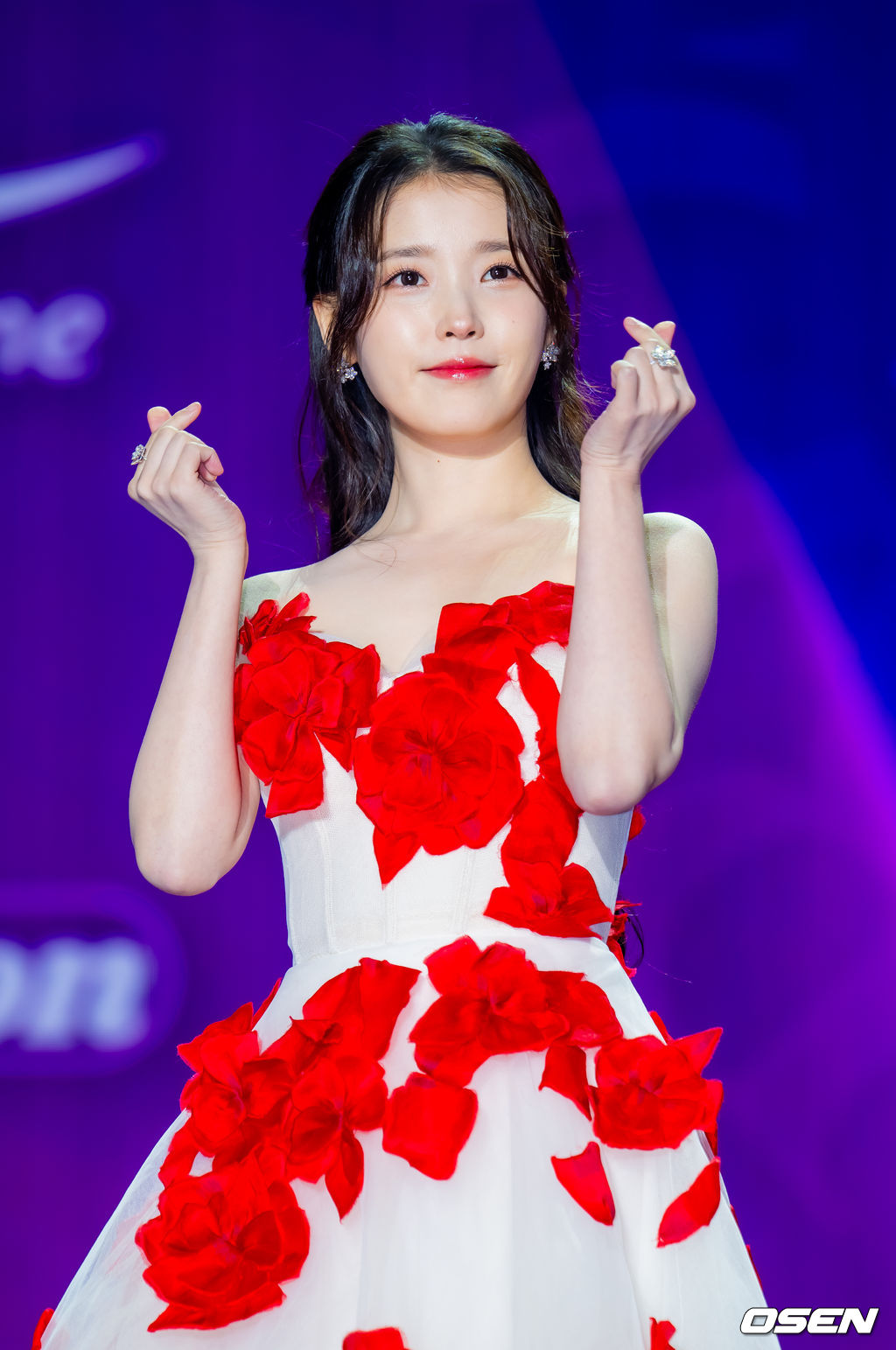 29일 오후 서울 동대문 DDP 아트홀 1관에서 ‘2025 서울콘 에이판 스타 어워즈(2025 SEOULCON APAN STAR AWARDS)’가 열렸다.이 시상식은 지난 2012년 출범 이후 약 11년째 전통을 이어오며 전 세계 K-드라마 팬들과의 교류를 확대하고 산업 전반의 활력을 이끌어왔다. 지난해에 이어 올해도 배우 김승우와 방송인 박선영이 시상식 진행을 맡는다. 배우 아이유(이지은)가 포토타임을 하고 있다. 2025.12.29 / rumi@osen.co.kr