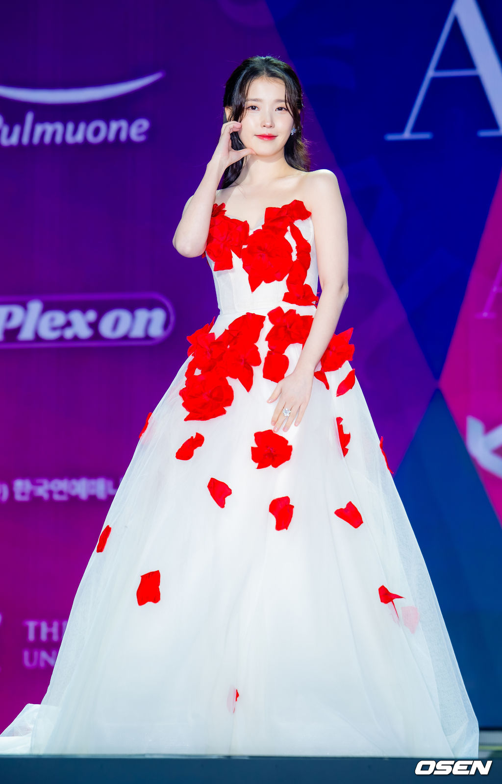 29일 오후 서울 동대문 DDP 아트홀 1관에서 ‘2025 서울콘 에이판 스타 어워즈(2025 SEOULCON APAN STAR AWARDS)’가 열렸다.이 시상식은 지난 2012년 출범 이후 약 11년째 전통을 이어오며 전 세계 K-드라마 팬들과의 교류를 확대하고 산업 전반의 활력을 이끌어왔다. 지난해에 이어 올해도 배우 김승우와 방송인 박선영이 시상식 진행을 맡는다. 배우 아이유(이지은)가 포토타임을 하고 있다. 2025.12.29 / rumi@osen.co.kr