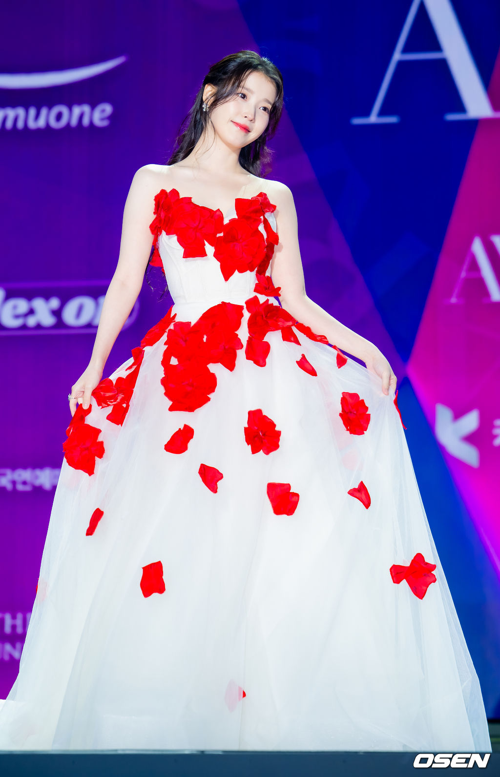 29일 오후 서울 동대문 DDP 아트홀 1관에서 ‘2025 서울콘 에이판 스타 어워즈(2025 SEOULCON APAN STAR AWARDS)’가 열렸다.이 시상식은 지난 2012년 출범 이후 약 11년째 전통을 이어오며 전 세계 K-드라마 팬들과의 교류를 확대하고 산업 전반의 활력을 이끌어왔다. 지난해에 이어 올해도 배우 김승우와 방송인 박선영이 시상식 진행을 맡는다. 배우 아이유(이지은)가 포토타임을 하고 있다. 2025.12.29 / rumi@osen.co.kr