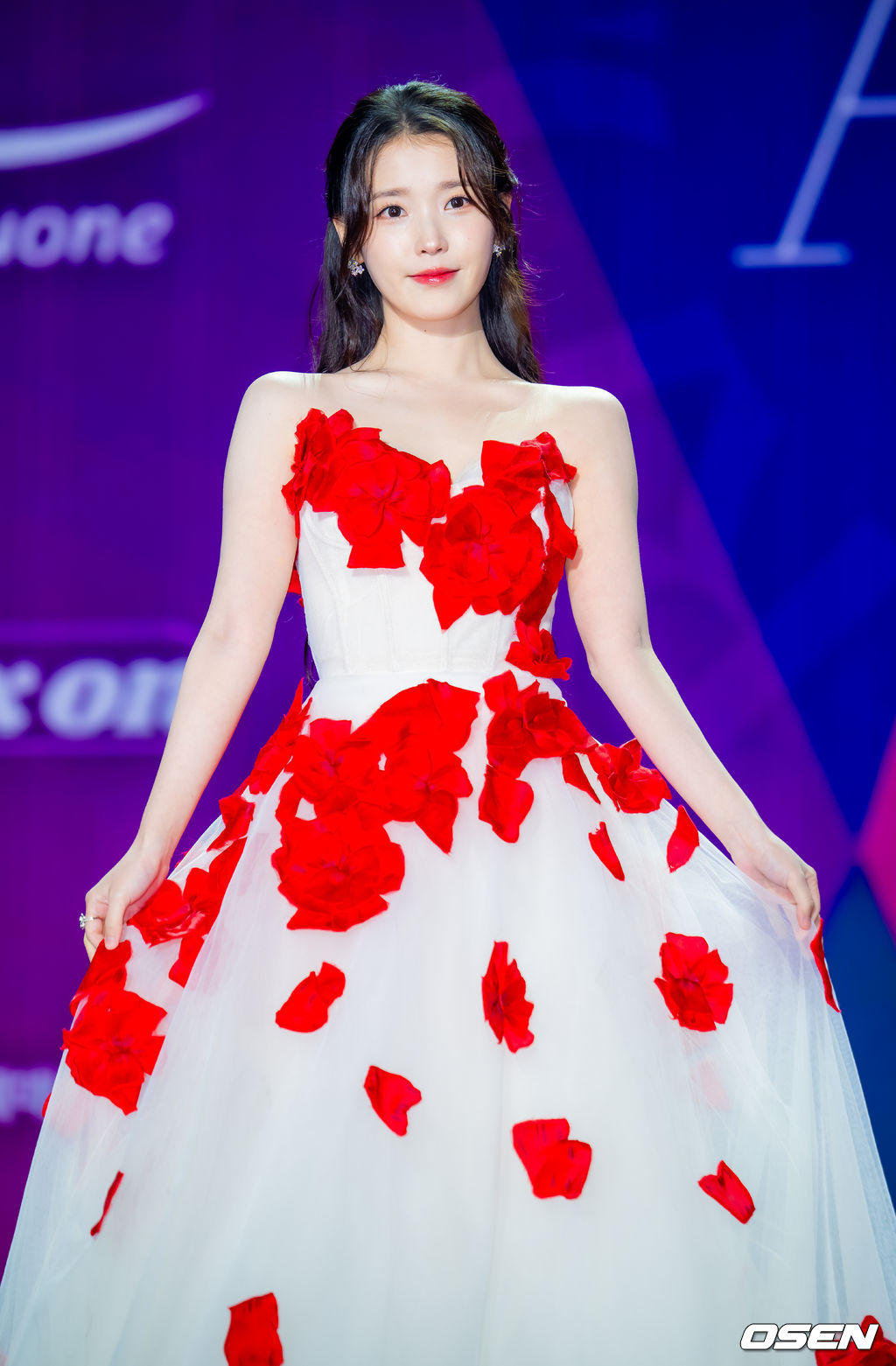 29일 오후 서울 동대문 DDP 아트홀 1관에서 ‘2025 서울콘 에이판 스타 어워즈(2025 SEOULCON APAN STAR AWARDS)’가 열렸다.이 시상식은 지난 2012년 출범 이후 약 11년째 전통을 이어오며 전 세계 K-드라마 팬들과의 교류를 확대하고 산업 전반의 활력을 이끌어왔다. 지난해에 이어 올해도 배우 김승우와 방송인 박선영이 시상식 진행을 맡는다. 배우 아이유(이지은)가 포토타임을 하고 있다. 2025.12.29 / rumi@osen.co.kr