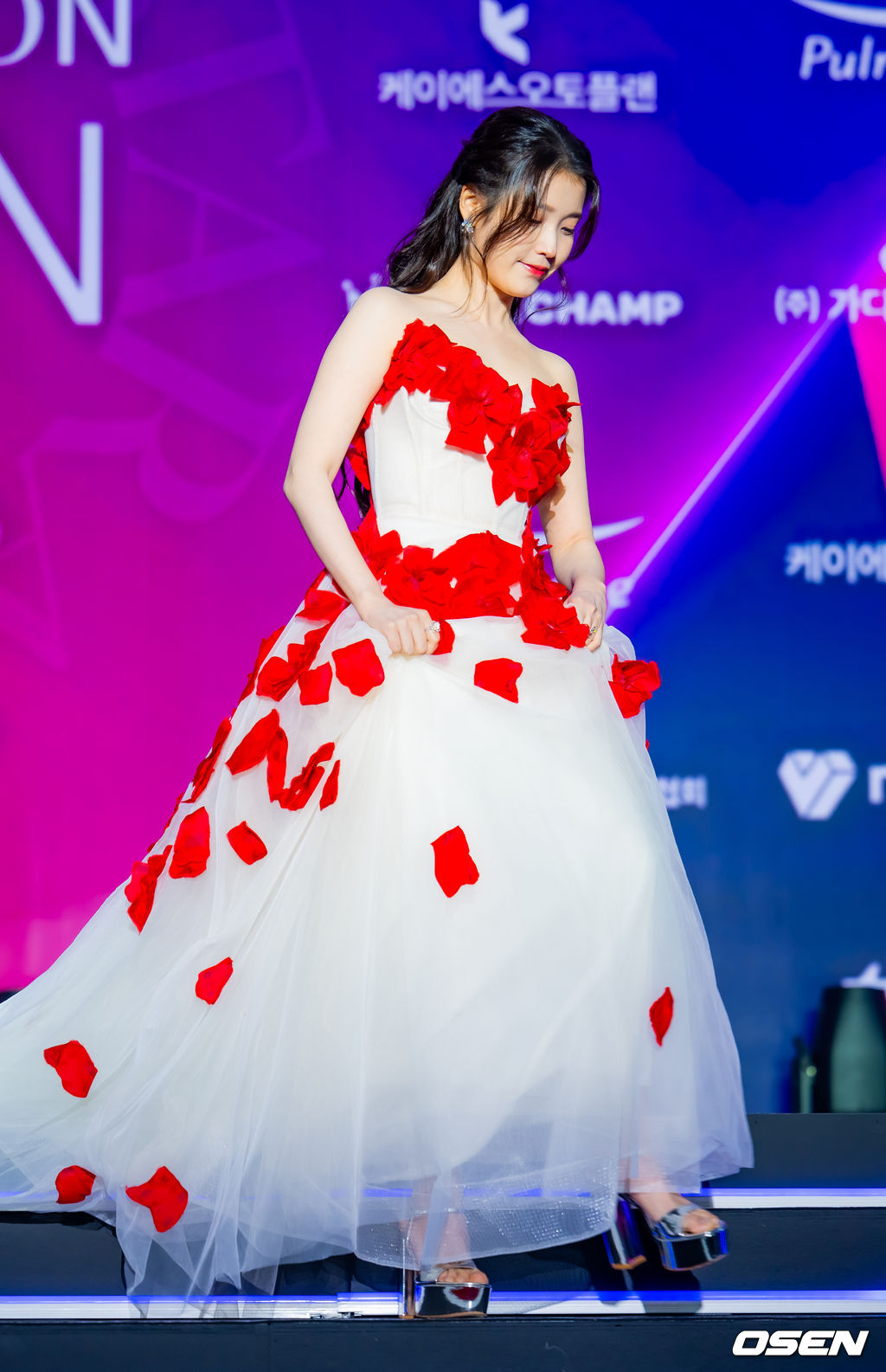 29일 오후 서울 동대문 DDP 아트홀 1관에서 ‘2025 서울콘 에이판 스타 어워즈(2025 SEOULCON APAN STAR AWARDS)’가 열렸다.이 시상식은 지난 2012년 출범 이후 약 11년째 전통을 이어오며 전 세계 K-드라마 팬들과의 교류를 확대하고 산업 전반의 활력을 이끌어왔다. 지난해에 이어 올해도 배우 김승우와 방송인 박선영이 시상식 진행을 맡는다. 배우 아이유(이지은)가 포토타임을 하고 있다. 2025.12.29 / rumi@osen.co.kr