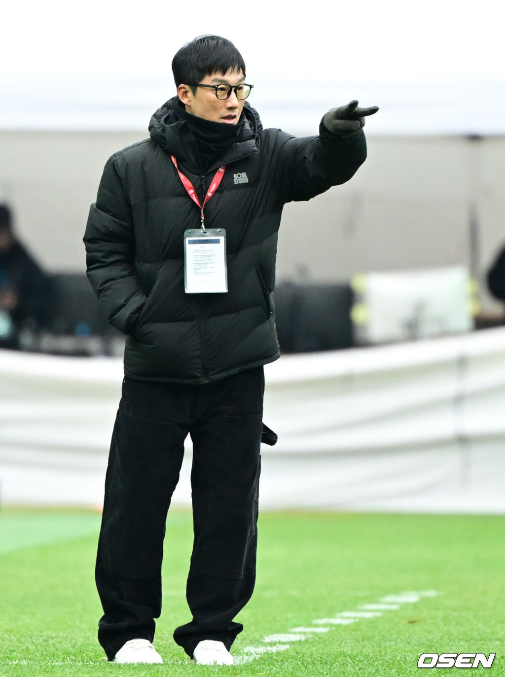 전북현대가 끝내 정상에 섰다. 연장전 혈투 끝에 광주FC를 2-1로 꺾고 2025 하나은행 코리아컵 우승을 차지했다. 120분 동안 퇴장·부상·논란 상황이 뒤섞인 결승전이었지만, 마지막에 웃은 팀은 전북이었다.<br /><br />전북현대는 6일 오후 1시 30분 서울월드컵경기장에서 열린 2025 하나은행 코리아컵 결승전에서 광주FC와 맞붙어 2-1로 승리했다.<br /><br />광주 이정효 감독이 작전을 지시하고 있다. 2025.12.06 /cej@osen.co.kr<br />