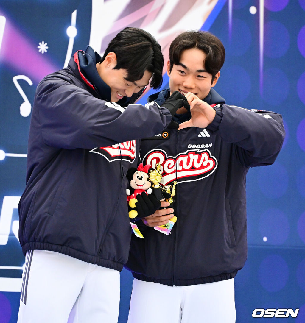 프로야구 두산 베어스가 23일 오후 서울 잠실야구장에서 ‘2025 곰들의 모임’을 개최했다.곰들의 모임은 한 시즌 동안 변함없는 응원을 보내준 최강 10번타자 팬들에게 감사의 마음을 전하기 위해 마련된 팬 페스티벌이다.두산 박지훈, 오명진이 베스트커플상을 수상하며 포즈를 취하고 있다. 2025.11.23 /jpnews@osen.co.kr