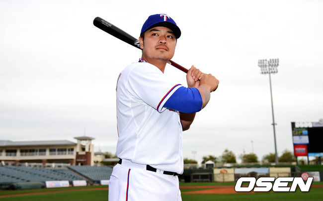 [OSEN=서프라이즈(애리조나), 이대선 기자] 26일(한국시간) 미국 애리조나주 서프라이즈에서 텍사스 레인저스의 포토데이가 진행됐다.텍사스 추신수가 포즈를 취하고 있다.지난달 15일 미국으로 출국한 추신수는 텍사스의 월드시리즈 우승을 목표로 변함없이 꾸준한 활약을 다짐했다. 현지 언론에서도 장밋빛 전망을 하고 있는 가운데 추신수가 FA 모범생으로 텍사스에서 새 도전에 나선다./sunday@osen.co.kr