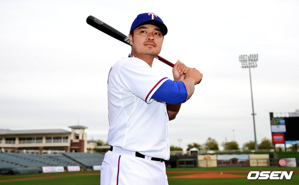 26일(한국시간) 미국 애리조나주 서프라이즈에서 텍사스 레인저스의 포토데이가 진행됐다.텍사스 추신수가 포즈를 취하고 있다.지난달 15일 미국으로 출국한 추신수는 텍사스의 월드시리즈 우승을 목표로 변함없이 꾸준한 활약을 다짐했다. 현지 언론에서도 장밋빛 전망을 하고 있는 가운데 추신수가 FA 모범생으로 텍사스에서 새 도전에 나선다./sunday@osen.co.kr