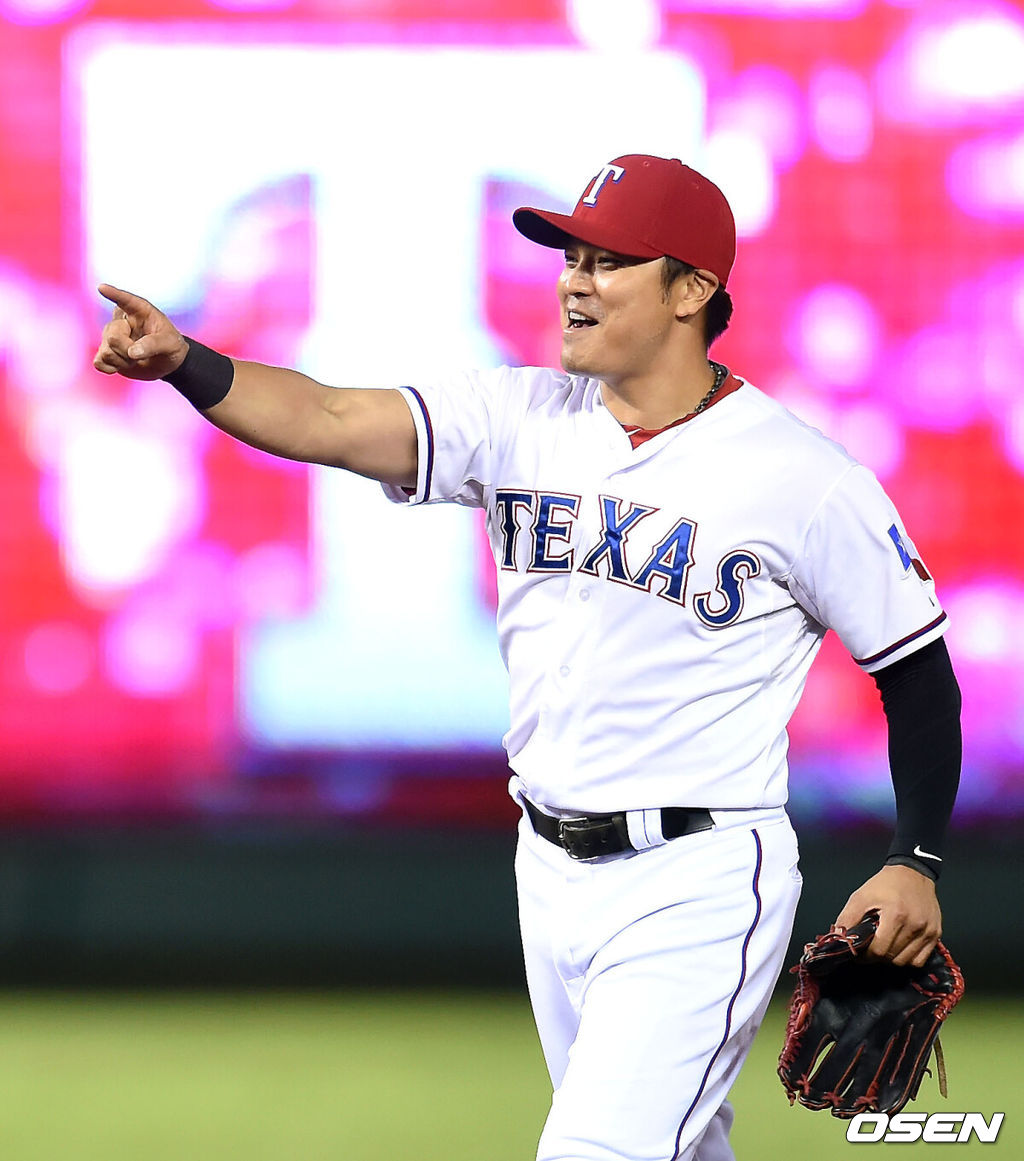 추신수(33, 텍사스 레인저스)가 9경기 연속 출루를 기록했다. 텍사스는 LA 에인절스와의 중요한 경기에서 승리하며 매직넘버를 1로 줄였다. 아울러 최소 와일드카드를 확보하며 3년 만에 포스트시즌 진출을 확정지었다.추신수는 2일(이하 한국시간) 미국 텍사스주 알링턴의 글로브라이프파크에서 열린 ‘2015 메이저리그’ LA 에인절스와의 경기에 2번 우익수로 선발 출전해 3타수 무안타 1볼넷 1득점 1삼진을 기록했다. 9경기 연속 출루에 성공했으나 시즌 타율은 2할7푼6리에서 2할7푼4리로 소폭 하락했다.텍사스는 이날 경기 승리로 3연승과 함께 시즌 87승(72패)을 기록했다. 매직넘버도 1로 줄이며 아메리칸 리그 서부지구 우승에 한발 다가섰다. 또한 에인절스의 우승 가능성을 없애며 최소 와일드카드를 확보했다. 이제 남은 경기서 텍사스가 1승을 더하거나, 휴스턴이 1패만 기록한다면 텍사스의 지구 우승이 확정된다.승리를 거둔 텍사스 추신수가 동료들과 기뻐하고 있다./ youngrae@osen.co.kr