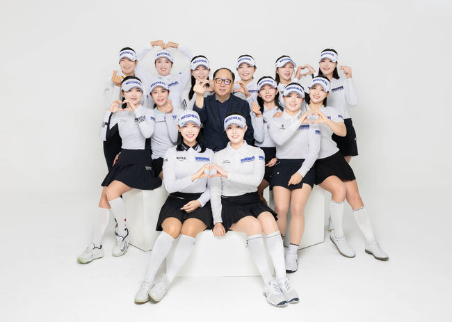 권오섭 회장과 메디힐 골프단 단체사진.