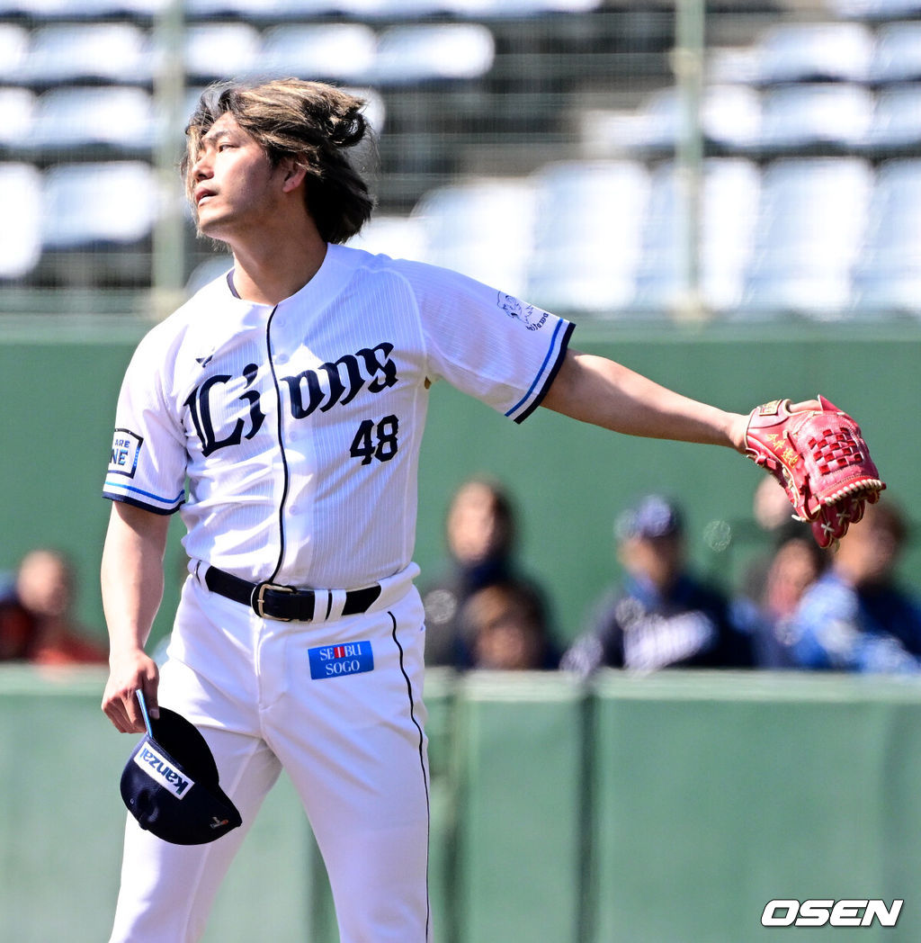 프로야구 두산 베어스가 타선 침묵 속 구춘대회 첫 경기서 승리를 신고하지 못했다. 이승엽 감독이 이끄는 두산 베어스는 26일 일본 미야자키 산마린 스타디움에서 열린 일본프로야구 세이부 라이온스와의 구춘대회 첫 경기에서 1-3으로 패했다. 두산은 이날 야구사랑으로 유명한 박정원 구단주가 직접 경기장을 방문해 선수들을 격려했다.세이부 이마이 타츠야가 투구를 준비하고 있다. 2025.02.26 /jpnews@osen.co.kr