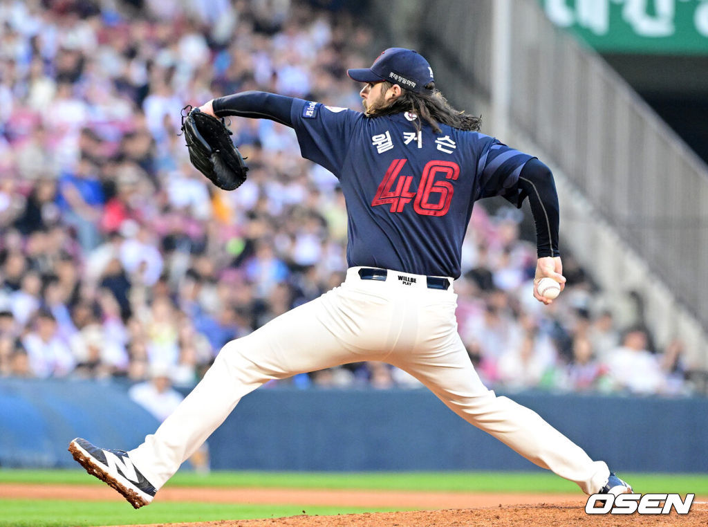 4일 오후 서울 잠실야구장에서 2024 신한 SOL Bank KBO리그 두산 베어스와 롯데 자이언츠의 경기가 열렸다.이날 두산은 곽빈, 롯데는 윌커슨을 선발로 내세웠다.4회말 롯데 윌커슨이 역투하고 있다. 2024.07.04 / jpnews@osen.co.kr