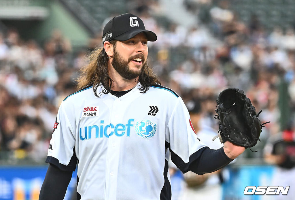 23일 부산 사직야구장에서 2024 신한 SOL 뱅크 KBO 리그 롯데 자이언츠와 LG 트윈스의 경기가 열렸다. 홈팀 롯데는 윌커슨이 선발 출전하고 LG 트윈스는 엔스가 선발 출전했다.롯데 자이언츠 선발 투수 윌커슨이 3회초 2사 LG 트윈스 오스틴의 투수앞 땅볼을 잡고 미소짓고 있다. 2024.07.23 / foto0307@osen.co.kr