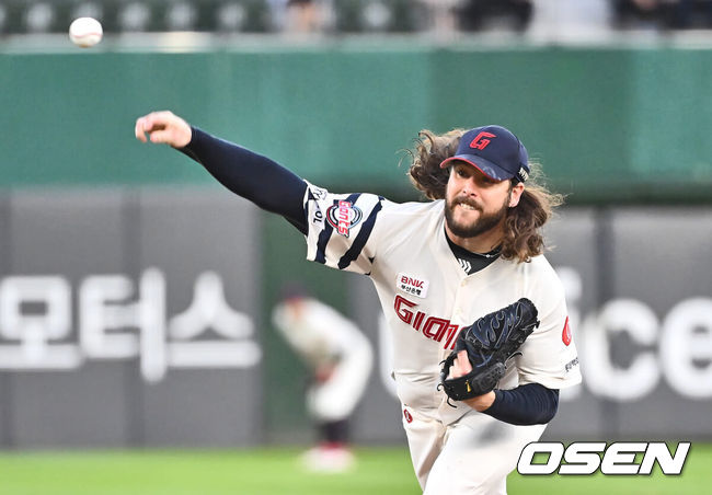 [OSEN=부산, 이석우 기자] 4일 부산 사직야구장에서 2024 신한 SOL 뱅크 KBO 리그 롯데 자이언츠와 KT 위즈의 경기가 열렸다. 홈팀 롯데는 윌커슨이 선발 출전하고 KT는 벤자민이 선발 출전했다.롯데 자이언츠 선발 투수 윌커슨이 역투하고 있다. 2024.09.04 / foto0307@osen.co.kr