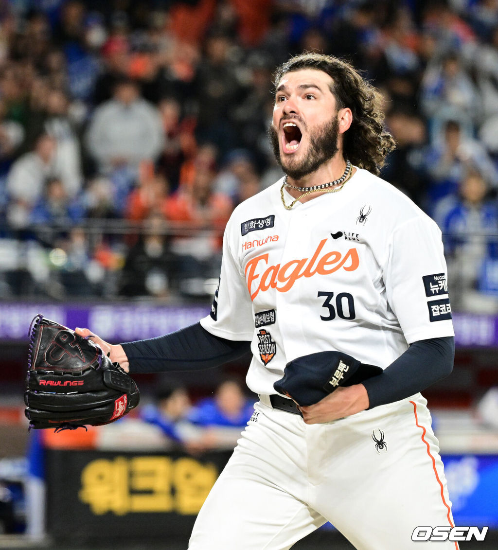 24일 오후 대전 한화생명볼파크에서 2025 신한 SOL Bank KBO리그 포스트시즌 플레이오프 5차전 한화 이글스와 삼성 라이온즈의 경기가 열렸다.한화는 코디 폰세, 삼성은 최원태를 선발 투수로 내세웠다.5회초 2사에서 한화 폰세가 삼성 디아즈를 삼진으로 처리하고 환호하고 있다. 2025.10.24 /sunday@osen.co.kr