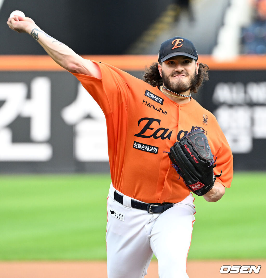13일 오후 대전 한화생명볼파크에서 2025 신한 SOL Bank KBO리그 한화 이글스와 키움 히어로즈의 경기가 열렸다.한화는 폰세, 키움은 하영민을 선발 투수로 내세웠다.1회초 무사에서 한화 선발투수 폰세가 역투하고 있다. 2025.09.13 /sunday@osen.co.kr