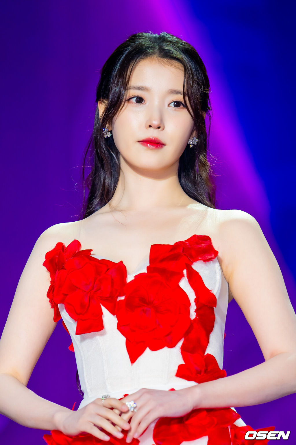 29일 오후 서울 동대문 DDP 아트홀 1관에서 ‘2025 서울콘 에이판 스타 어워즈(2025 SEOULCON APAN STAR AWARDS)’가 열렸다.이 시상식은 지난 2012년 출범 이후 약 11년째 전통을 이어오며 전 세계 K-드라마 팬들과의 교류를 확대하고 산업 전반의 활력을 이끌어왔다. 지난해에 이어 올해도 배우 김승우와 방송인 박선영이 시상식 진행을 맡는다. 배우 아이유(이지은)가 포토타임을 하고 있다. 2025.12.29 / rumi@osen.co.kr