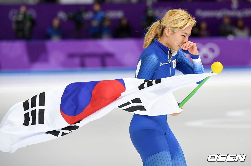 24일 오후 강원도 강릉 올림픽파크 스피드스케이팅장에서 '2018 평창동계올림픽' 스피드스케이팅 여자 매스스타트 결승 경기가 열렸다.한국 김보름이 2위로 레이스를 마친 뒤 눈물을 흘리고 있다. /rumi@osen.co.kr