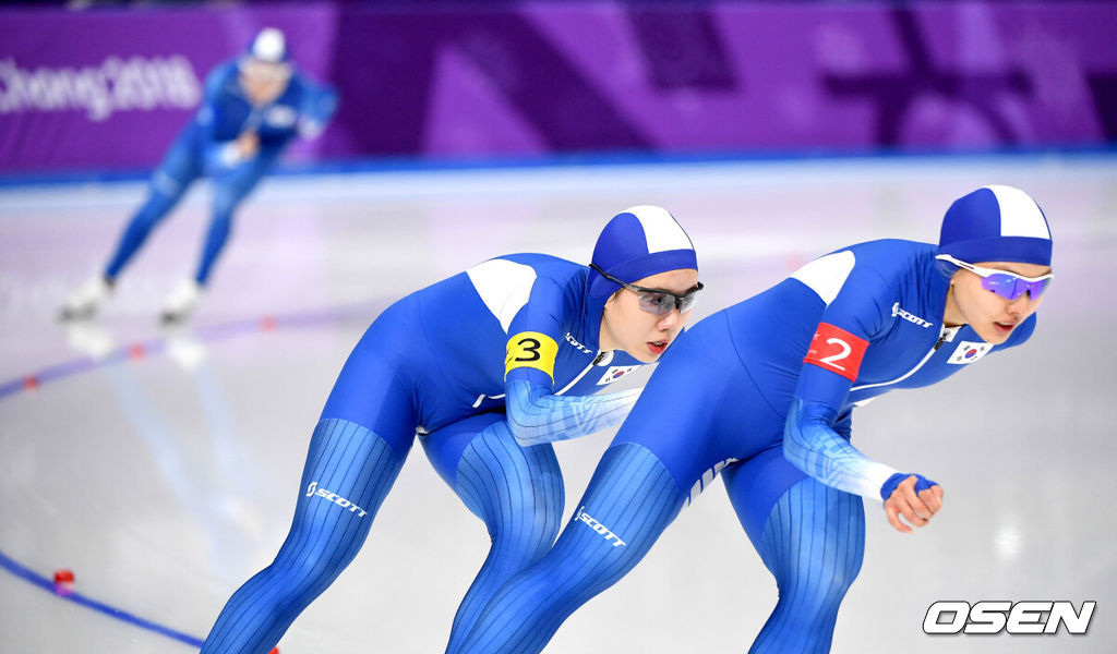 19일 오후 강원도 강릉 올림픽파크 스피드 스케이트 경기장에서 '2018 평창동계올림픽' 스피드 스케이팅 여자 팀 추월 준준결승 경기가 열렸다.한국 김보름, 노선영, 박지우가 역주를 펼치고 있다. /rumi@osen.co.kr