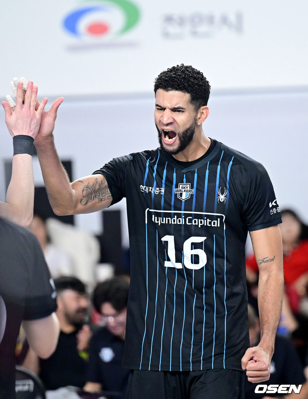 20일 오후 충남 천안 유관순체육관에서 ‘진에어 2025~2026 프로배구 V리그’ 남자부 현대캐피탈과 한국전력의 경기가 열렸다.홈팀 현대캐피탈은 4승 3패 승점 13, 방문팀 한국전력은 3승 4패 승점 8을 마크하고 있다.2세트, 현대캐피탈 레오가 득점에 기뻐하고 있다. 2025.11.20 / dreamer@osen.co.kr