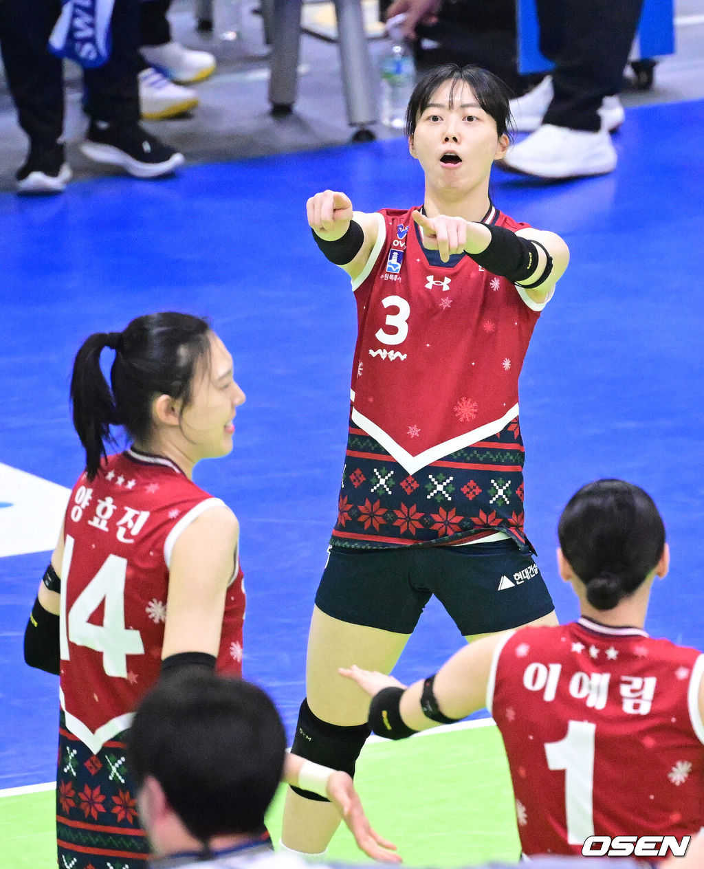 25일 경기도 수원체육관에서 ‘진에어 2025~2026 프로배구 V리그’ 여자부 현대건설과 정관장의 경기가 열렸다.홈팀 현대건설은 11승 6패 승점 34, 방문팀 정관장은 5승 11패 승점 14를 마크하고 있다.1세트 세트포인트를 따낸 현대건설 양효진을 향해 세터 김다인이 인사를 전하고 있다. 2025.12.25 / dreamer@osen.co.kr