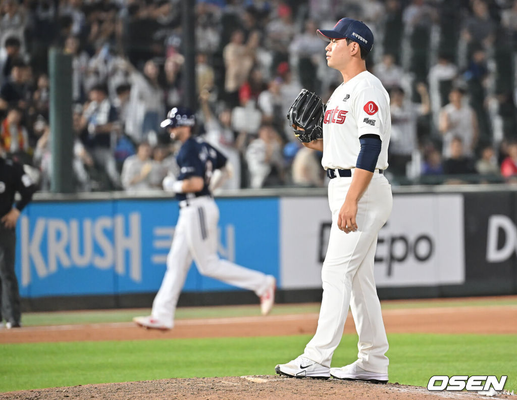 8일 부산 사직야구장에서 2025 신한 SOL 뱅크 KBO 리그 롯데 자이언츠와 두산 베어스의 경기가 열렸다. 홈팀 롯데는 홍민기가, 방문팀 두산은 최민석이 선발 출전했다.롯데 자이언츠 김진욱이 8회초 무사 1루 두산 베어스 케이브에게 우월 동점 2점 홈런을 맞고 아쉬워하고 있다. 2025.07.08 / foto0307@osen.co.kr