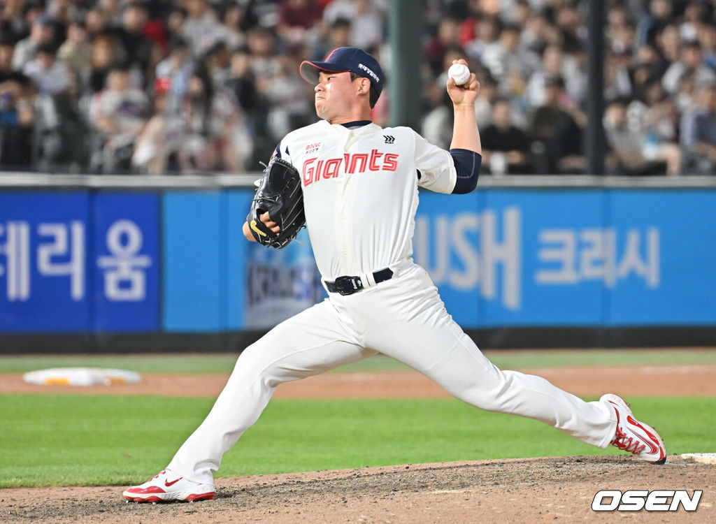 4일 부산 사직야구장에서 2025 신한 SOL 뱅크 KBO 리그 롯데 자이언츠와 키움 히어로즈의 경기가 열렸다. 홈팀 롯데는 박세웅이, 방문팀 키움은 김윤하가 선발 출전했다.롯데 자이언츠 김진욱이 역투하고 있다. 2025.06.04 / foto0307@osen.co.kr