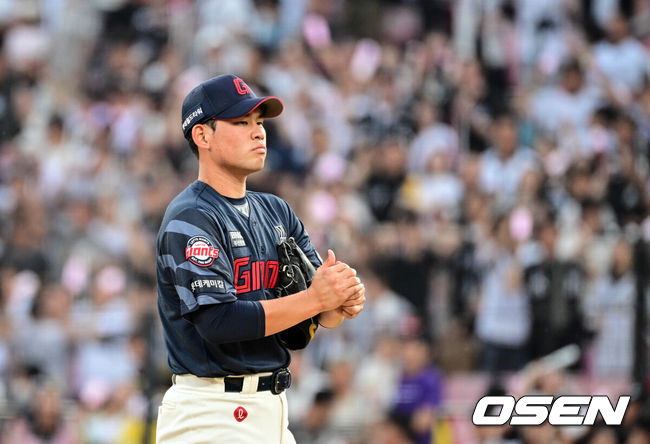 [OSEN=수원, 조은정 기자]12일 오후 수원 KT위즈파크에서 ‘2025 신한 SOL Bank KBO리그’ KT 위즈와 롯데 자이언츠의 경기가 열렸다.이날 홈팀 KT의 선발투수는 소형준, 방문팀 롯데는 김진욱이 나선다.2회말 2사 1,3루 KT 안현민이 중월 쓰리런 홈런을 날렸다. 1회 투런포에 이어 연타석 홈런. 롯데 선발 김진욱이 아쉬워하고 있다. 2025.06.12 /cej@osen.co.kr