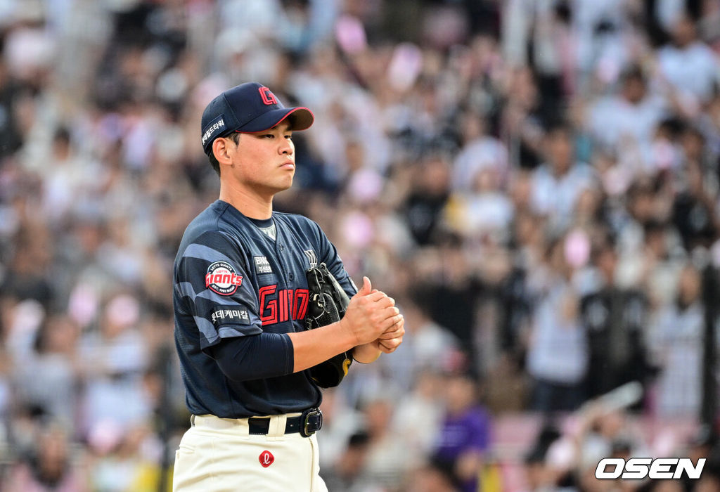 12일 오후 수원 KT위즈파크에서 ‘2025 신한 SOL Bank KBO리그’ KT 위즈와 롯데 자이언츠의 경기가 열렸다.이날 홈팀 KT의 선발투수는 소형준, 방문팀 롯데는 김진욱이 나선다.2회말 2사 1,3루 KT 안현민이 중월 쓰리런 홈런을 날렸다. 1회 투런포에 이어 연타석 홈런. 롯데 선발 김진욱이 아쉬워하고 있다. 2025.06.12 /cej@osen.co.kr