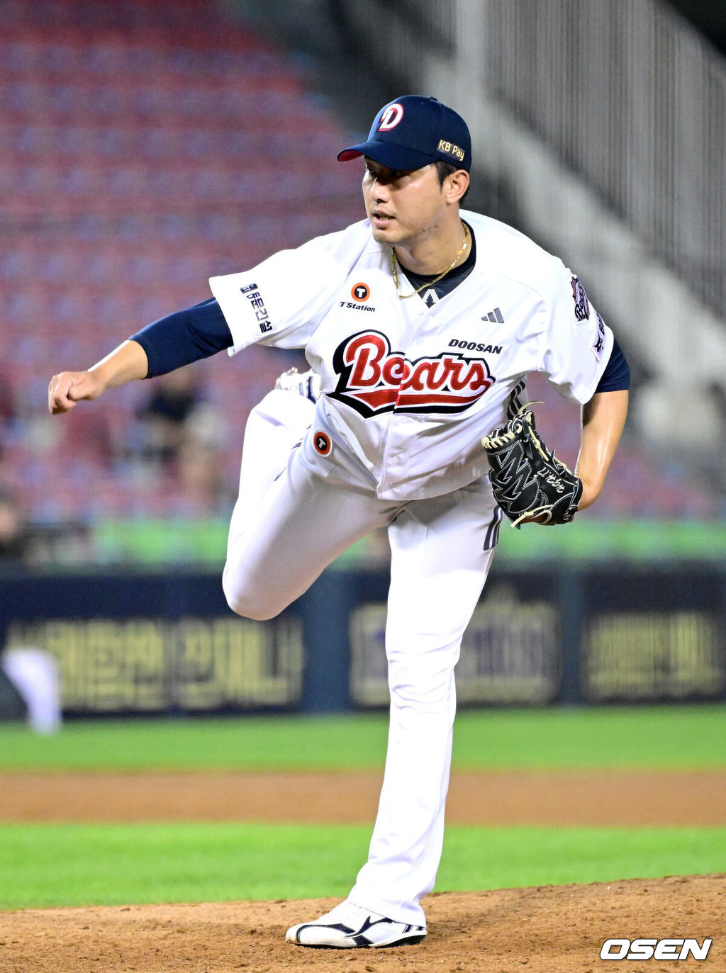 14일 서울 잠실야구장에서 ‘2025 신한 SOL Bank KBO리그’ 두산 베어스와 NC 다이노스의 경기가 열렸다.홈팀 두산은 곽빈, 방문팀 NC는 라일리 톰슨을 선발로 내세웠다.8회초 마운드에 오른 두산 홍건희가 힘차게 공을 뿌리고 있다. 2025.08.14 / dreamer@osen.co.kr