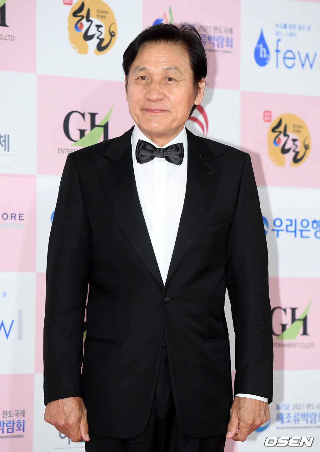 3일 오후 서울 광진구 그랜드 워커힐 서울에서 제 56회 대종상 영화제(2020) 레드카펫 행사가 열렸다.베우 안성기가 포즈를 취하며 레드카펫을 밟고 있다. /cej@osen.co.kr