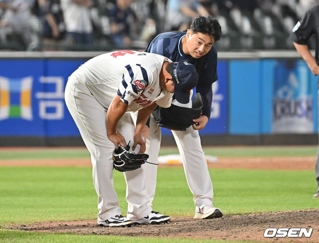 10일 부산 사직야구장에서 2025 신한 SOL 뱅크 KBO 리그 롯데 자이언츠와 두산 베어스의 경기가 열렸다. 홈팀 롯데는 나균안이, 방문팀 두산은 잭로그가 선발 출전했다.롯데 자이언츠 김상수가 9회초 다리 부상으로 고통을 호소하고 있다. 2025.07.10 / foto0307@osen.co.kr