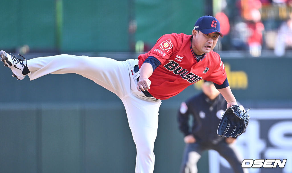 6일 부산 사직야구장에서 2025 신한 SOL 뱅크 KBO 리그 롯데 자이언츠와 두산 베어스의 경기가 열렸다. 홈팀 롯데는 데이비슨이, 방문팀 두산은 김유성이 선발로 출전했다.롯데 자이언츠 김상수가 역투하고 있다. 2025.04.06 / foto0307@osen.co.kr