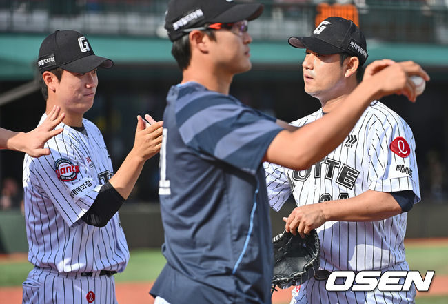 [OSEN=부산, 이석우 기자] 18일 부산 사직야구장에서 2025 신한 SOL 뱅크 KBO 리그 롯데 자이언츠와 삼성 라이온즈의 경기가 열렸다. 홈팀 롯데는 데이비슨, 방문팀 삼성은 이승현이 선발 출전했다.롯데 자이언츠 김상수가 7회초 140홀드를 기록하고 하이파이브를 하고 있다. 2025.05.18 / foto0307@osen.co.kr