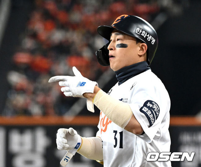 [OSEN=대전, 이대선 기자] 30일 대전 한화생명볼파크에서 2025 신한 SOL Bank KBO리그 포스트시즌 한국시리즈 4차전 한화 이글스와 LG 트윈스의 경기가 열렸다.이날 경기에 한화는 와이스를, LG는 치리노스를 선발투수로 내세웠다. 3회말 1사에서 내야안타로 출루한 한화 손아섭이 환호하고 있다. 2025.10.30 /sunday@osen.co.kr