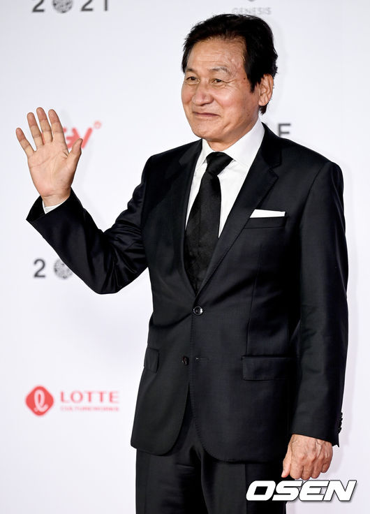 [OSEN=부산, 김성락 기자] 6일 오후 부산 해운대 영화의 전당에서 ‘제26회 부산국제영화제(BIFF)’ 개막식 레드카펫 행사가 열렸다.배우 안성기가 취재진을 향해 포즈를 취하고 있다. 2021.10.06/ksl0919@osen.co.kr