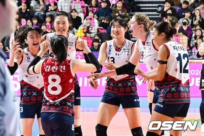 [OSEN=삼산체(인천), 박준형 기자] 현대건설이 파죽의 8연승을 달렸다.현대건설은 31일 인천 삼산체육관에서 열린 프로배구 진에어 2025~26 V리그 여자부 흥국생명을 세트스코어 3-2(25-20 19-25 25-18 15-25)로 제압했다. 현대건설은 승점 2을 추가하면서 시즌 승점을 38점(13승 6패)으로 늘리며 단독선두 한국도로공사(15승 3패 승점 40)와 승점 차를 2점으로 좁혔다. 반면 3위 흥국생명은 최근 2연패 늪에 빠지며 승점 1을 추가하면서 9승 10패 승점 29점을 기록했다.  경기종료 후 현대건설 선수들이 승리의 기쁨을 나누고 있다.   2025.12.31 / soul1014@osen.co.kr