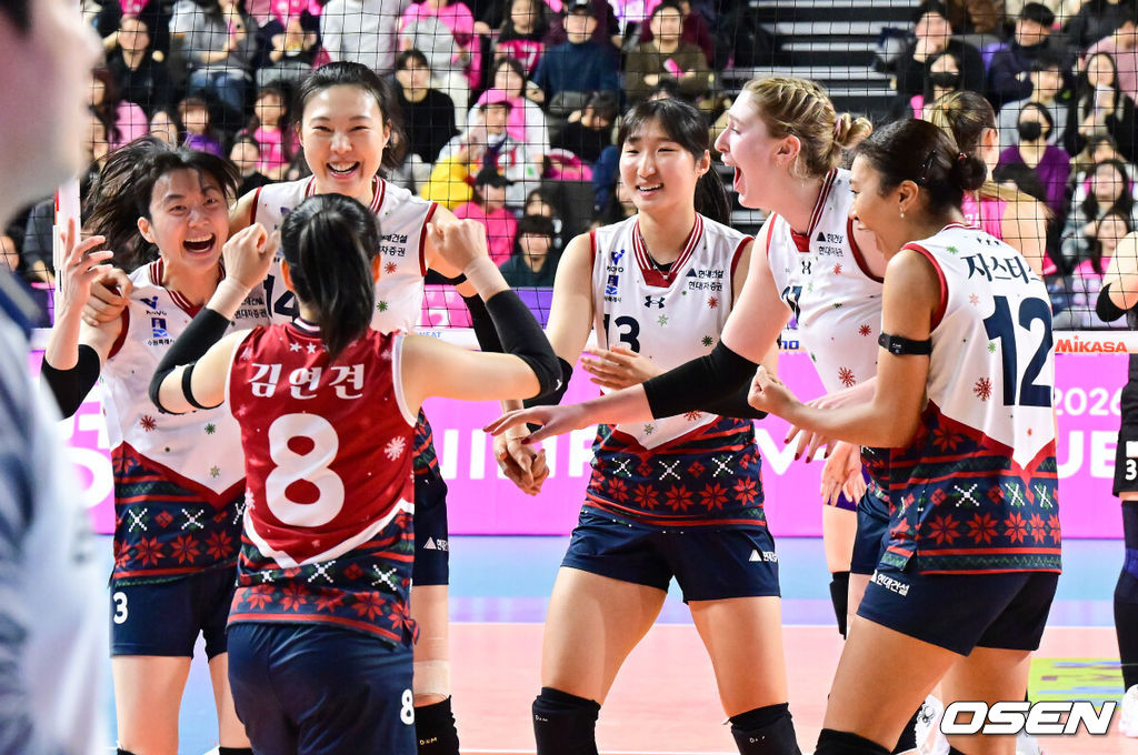 현대건설이 파죽의 8연승을 달렸다.현대건설은 31일 인천 삼산체육관에서 열린 프로배구 진에어 2025~26 V리그 여자부 흥국생명을 세트스코어 3-2(25-20 19-25 25-18 15-25)로 제압했다. 현대건설은 승점 2을 추가하면서 시즌 승점을 38점(13승 6패)으로 늘리며 단독선두 한국도로공사(15승 3패 승점 40)와 승점 차를 2점으로 좁혔다. 반면 3위 흥국생명은 최근 2연패 늪에 빠지며 승점 1을 추가하면서 9승 10패 승점 29점을 기록했다.  경기종료 후 현대건설 선수들이 승리의 기쁨을 나누고 있다.   2025.12.31 / soul1014@osen.co.kr