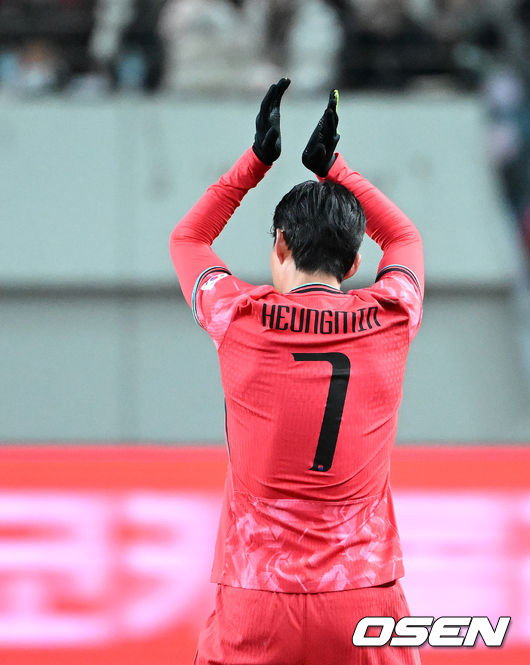 [OSEN=서울월드컵경기장, 이대선 기자] 홍명보호가 어려운 경기 끝에 2025년 마지막 A매치를 승리로 장식했다.홍명보 감독이 이끄는 한국 축구대표팀은 18일 오후 8시 서울월드컵경기장에서 열린&nbsp;11월 A매치 두 번째 친선경기에서&nbsp;'아프리카 강호' 가나를 상대로 1-0 승리했다.내달 2026 국제축구연맹(FIFA) 북중미 월드컵 조 추첨을 앞두고 열리는 마지막 평가전이었다.&nbsp;한국은 가나까지 잡아내면서 사상 최초로&nbsp;월드컵 포트 2를 확정하게 됐다.후반 대한민국 손흥민이 교체되며 관중석을 향해 인사를 하고 있다. 2025.11.18 /sunday@osen.co.kr