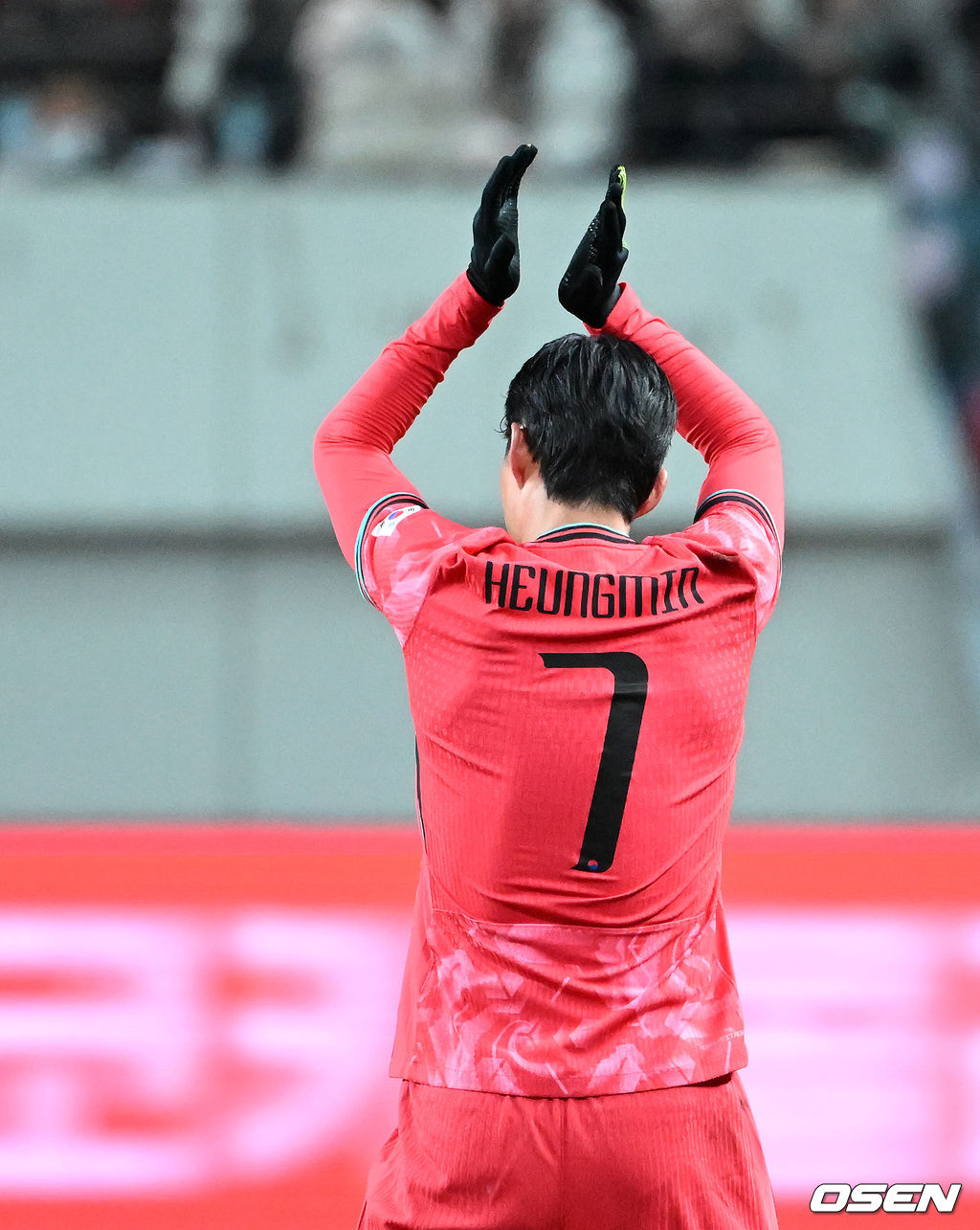 홍명보호가 어려운 경기 끝에 2025년 마지막 A매치를 승리로 장식했다.홍명보 감독이 이끄는 한국 축구대표팀은 18일 오후 8시 서울월드컵경기장에서 열린 11월 A매치 두 번째 친선경기에서 '아프리카 강호' 가나를 상대로 1-0 승리했다.내달 2026 국제축구연맹(FIFA) 북중미 월드컵 조 추첨을 앞두고 열리는 마지막 평가전이었다. 한국은 가나까지 잡아내면서 사상 최초로 월드컵 포트 2를 확정하게 됐다.후반 대한민국 손흥민이 교체되며 관중석을 향해 인사를 하고 있다. 2025.11.18 /sunday@osen.co.kr