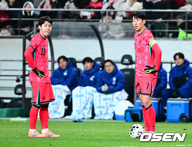 [OSEN=서울월드컵경기장, 지형준 기자] 홍명보 감독이 이끄는 한국 축구대표팀이 18일 오후 8시 서울월드컵경기장에서 열린&nbsp;11월 A매치 두 번째 친선경기에서&nbsp;'아프리카 강호' 가나를 상대로 1-0 승리했다.내달 2026 국제축구연맹(FIFA) 북중미 월드컵 조 추첨을 앞두고 열리는 마지막 평가전이었다.&nbsp;한국은 가나까지 잡아내면서 사상 최초로&nbsp;월드컵 포트 2를 확정하게 됐다. 이로써 대표팀은 홍명보 감독이 부임한 뒤 처음으로 A매치 2연전에서 나란히 승리를 거두게 됐다.후반 대한민국 이강인, 손흥민이 프리킥을 준비하고 있다. 2025.11.18 /jpnews@osen.co.kr