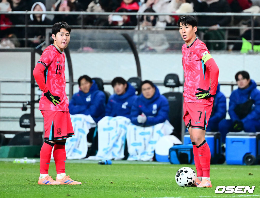 홍명보 감독이 이끄는 한국 축구대표팀이 18일 오후 8시 서울월드컵경기장에서 열린 11월 A매치 두 번째 친선경기에서 '아프리카 강호' 가나를 상대로 1-0 승리했다.내달 2026 국제축구연맹(FIFA) 북중미 월드컵 조 추첨을 앞두고 열리는 마지막 평가전이었다. 한국은 가나까지 잡아내면서 사상 최초로 월드컵 포트 2를 확정하게 됐다. 이로써 대표팀은 홍명보 감독이 부임한 뒤 처음으로 A매치 2연전에서 나란히 승리를 거두게 됐다.후반 대한민국 이강인, 손흥민이 프리킥을 준비하고 있다. 2025.11.18 /jpnews@osen.co.kr