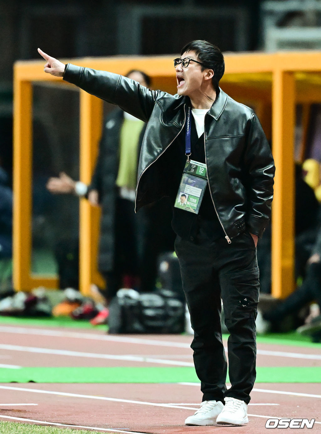 12일 오후 광주월드컵경기장에서 2024-25 아시아축구연맹(AFC) 챔피언스리그 엘리트(ACLE) 16강 2차전 광주 FC와 일본 비셀 고베의 경기가 열렸다. 광주는 지난 5일 고베 원정에서 펼쳐진 16강 1차전에서 0-2로 패배, 2차전에서 3골 차 이상 승리를 거둬야 8걍으로 진출한다. 광주 이정효 감독이 선수들에게 지시를 내리고 있다. 2025.03.12 / ksl0919@osen.co.kr