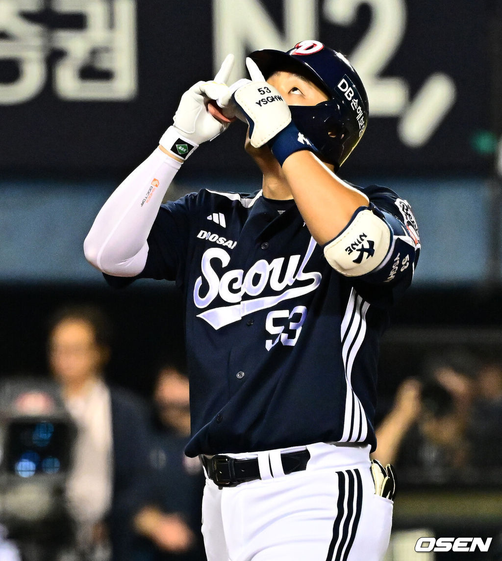 30일 서울 잠실구장에서 ‘2025 신한 SOL Bank KBO리그’ LG 트윈스와 두산 베어스의 시즌 16차전이 열렸다.LG는 정규시즌 우승 매직넘버가 ‘1’이다. 승리를 한다면, 우승을 결정짓게 된다. 9위가 확정된 두산은 시즌 최종전이다. LG는 송승기, 두산은 콜어빈이 선발로 나섰다.4회초 1사 1루 두산 양석환이 선제 투런 좌월 투런포를 날리며 기뻐하고 있다. 2025.09.30 /jpnews@osen.co.kr