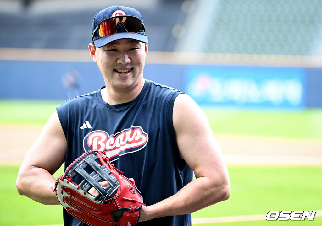 22일 오후 서울 잠실야구장에서 2025 신한 SOL Bank KBO리그 두산 베어스와 한화 이글스의 경기가 열린다.이날 두산은 잭로그, 한화는 문동주를 선발로 내세웠다.훈련을 마친 두산 양석환이 더그아웃에서 동료들과 대화를 나누며 미소짓고 있다. 2025.07.22 /cej@osen.co.kr