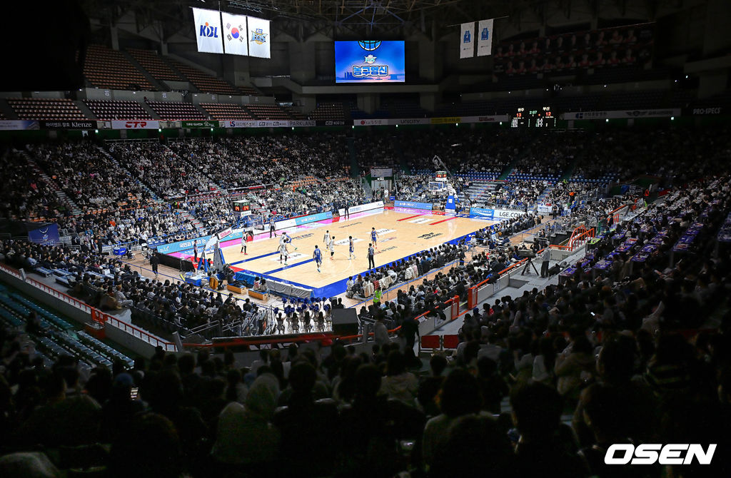 31일 부산 사직체육관에서 2025-2026 LG전자 프로농구 부산 KCC와 원주 DB의 경기가 열렸다.2025년 마지막 경기가 8번째 농구영신으로 열렸다.경기장을 가득 메운 팬들이 농구 경기를 관람하고 있다. 2025.12.31 / foto0307@osen.co.kr