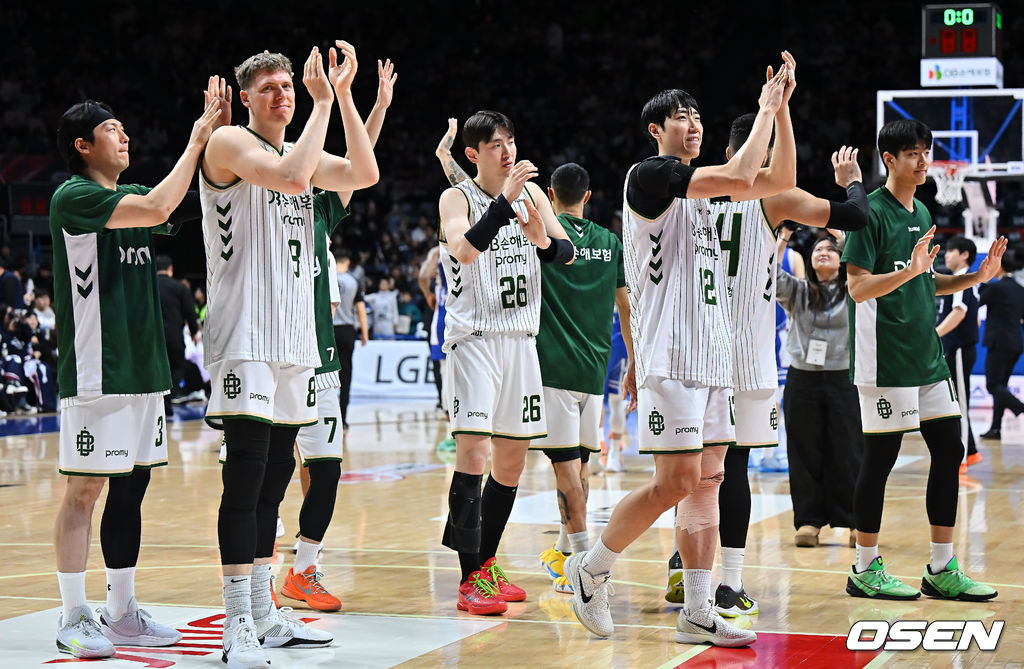 31일 부산 사직체육관에서 2025-2026 LG전자 프로농구 부산 KCC와 원주 DB의 경기가 열렸다.2025년 마지막 경기가 8번째 농구영신으로 열렸다.원주 DB 선수들이 99-82로 승리한 후 팬들에게 감사 인사를 하고 있다. 2025.12.31 / foto0307@osen.co.kr