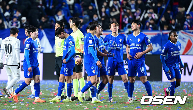 [OSEN=수원월드컵경기장, 최규한 기자] 3일 오후 경기도 수원월드컵경기장에서 ‘K리그 승강 플레이오프(PO)’&nbsp;1차전 수원 삼성과 제주 SK의 경기가 열렸다.이날 경기는 제주가 1-0으로 승리하며 잔류에 청신호를 켰다.경기를 마치고 수원 선수들이 아쉬워하고 있다. 2025.12.03 / dreamer@osen.co.kr