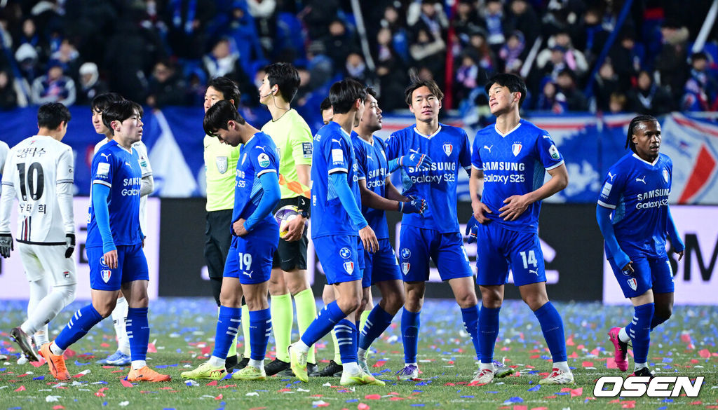 3일 오후 경기도 수원월드컵경기장에서 ‘K리그 승강 플레이오프(PO)’ 1차전 수원 삼성과 제주 SK의 경기가 열렸다.이날 경기는 제주가 1-0으로 승리하며 잔류에 청신호를 켰다.경기를 마치고 수원 선수들이 아쉬워하고 있다. 2025.12.03 / dreamer@osen.co.kr